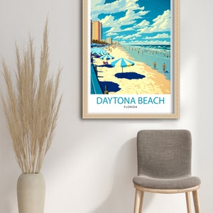 K&ouml;nnte beinhalten: Ein Vintage-Reiseposter mit einer Strandszene mit blauen Sonnenschirmen, wei&szlig;em Sand und blauem Himmel mit wei&szlig;en Wolken. Der Text "DAYTONA BEACH, FLORIDA" befindet sich am unteren Rand des Posters.
