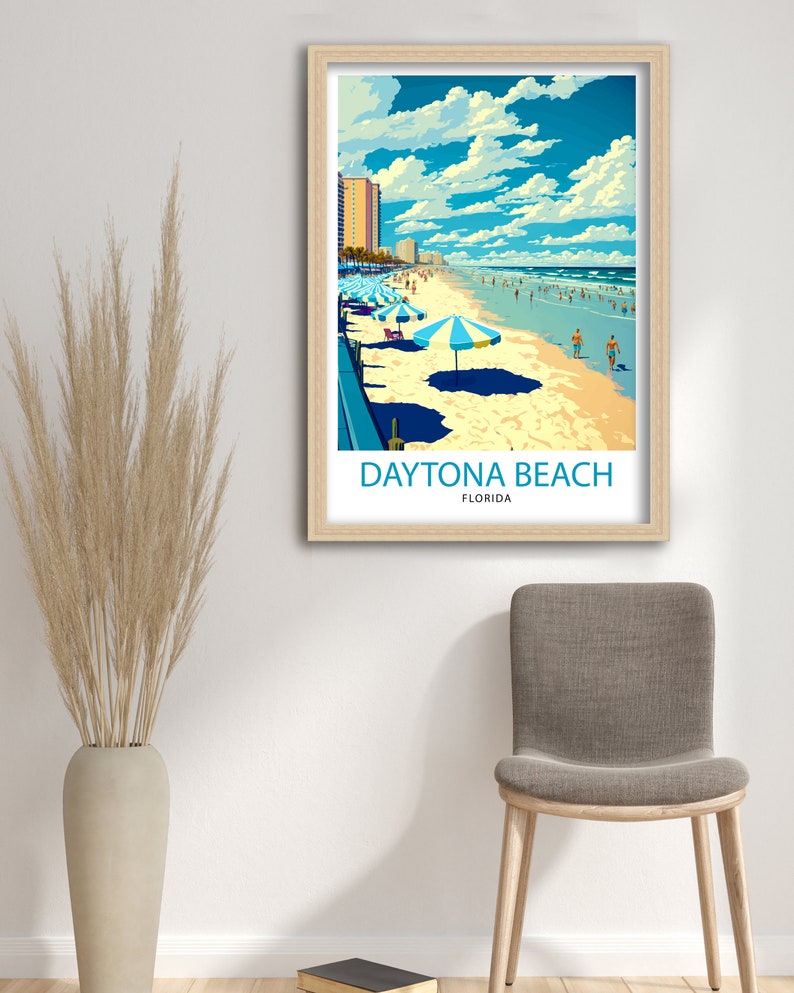 K&ouml;nnte beinhalten: Ein Vintage-Reiseposter mit einer Strandszene mit blauen Sonnenschirmen, wei&szlig;em Sand und blauem Himmel mit wei&szlig;en Wolken. Der Text "DAYTONA BEACH, FLORIDA" befindet sich am unteren Rand des Posters.