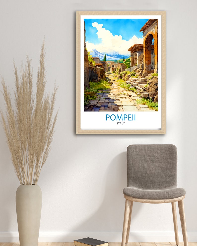 Może przedstawiać: Winietkowy plakat podr&oacute;żniczy przedstawiający akwarelowy obraz ulicy w Pompejach we Włoszech. Plakat ma niebieski i biały tytuł, kt&oacute;ry brzmi "POMPEII ITALY".