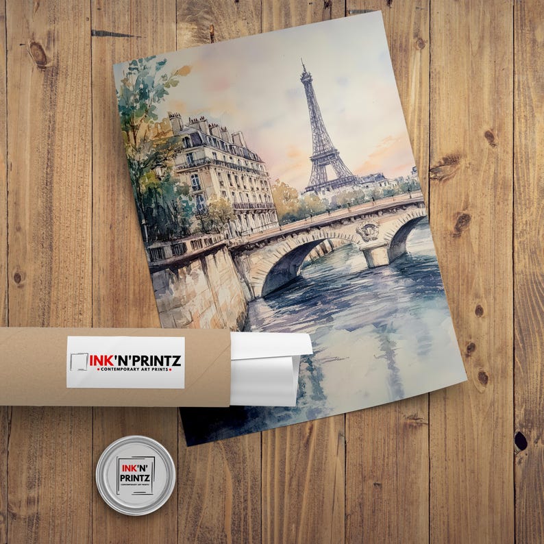 Op de afbeelding: Een aquarel van de Eiffeltoren in Parijs, Frankrijk. De schildering toont de toren in de verte, met een brug en gebouwen op de voorgrond. Het water in de rivier is lichtblauw.