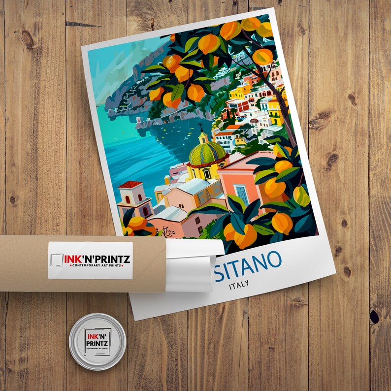 K&ouml;nnte beinhalten: Eine farbenfrohe Illustration einer Stadt in Italien mit einem Zitronenbaum im Vordergrund. Der Text "Positano, Italien" befindet sich am unteren Rand des Bildes.