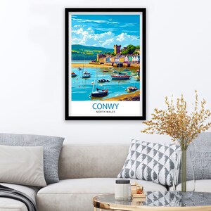 Pode incluir: Uma ilustra&ccedil;&atilde;o colorida da cidade de Conwy, no norte do Pa&iacute;s de Gales, com vista para o porto e os barcos. A ilustra&ccedil;&atilde;o est&aacute; em um estilo de p&ocirc;ster de viagem retr&ocirc;.