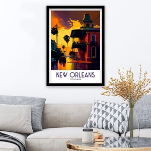 Puede incluir: Un cartel de viaje vintage con una ilustraci&oacute;n colorida de una escena callejera en Nueva Orleans, Luisiana. El cartel tiene un marco negro y el texto "NEW ORLEANS LOUISIANA" en la parte inferior.