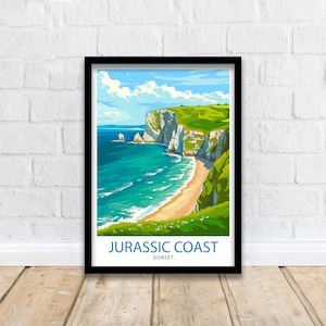 Może przedstawiać: Plakat podróżniczy w stylu vintage przedstawiający malowniczy widok Jurassic Coast w Dorset, w Anglii. Plakat przedstawia błękitny ocean, białą piaszczystą plażę i zielone klify z naturalnym łukiem. Tekst "Jurassic Coast" i "Dorset" jest wydrukowany na czarno na dole plakatu.