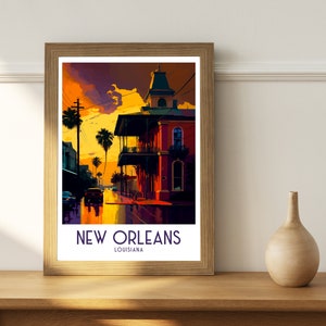 Puede incluir: Un p&oacute;ster enmarcado con una ilustraci&oacute;n colorida de una escena callejera en Nueva Orleans, Luisiana. El p&oacute;ster presenta un edificio alto con una fachada roja y un cielo amarillo con nubes. El texto "NEW ORLEANS" y "LOUISIANA" est&aacute; impreso en morado en la parte inferior del p&oacute;ster.