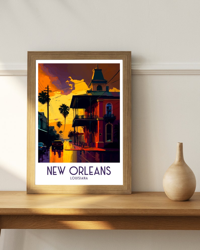 Puede incluir: Un p&oacute;ster enmarcado con una ilustraci&oacute;n colorida de una escena callejera en Nueva Orleans, Luisiana. El p&oacute;ster presenta un edificio alto con una fachada roja y un cielo amarillo con nubes. El texto "NEW ORLEANS" y "LOUISIANA" est&aacute; impreso en morado en la parte inferior del p&oacute;ster.