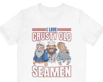 Może przedstawiać: Biała koszulka z kreskówkową grafiką przedstawiającą trzech starych marynarzy z napisem "I LOVE CRUSTY OLD SEAMEN" w kolorze czerwonym i niebieskim. Marynarze mają różne kolory brody i czapek.