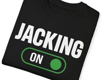 Może przedstawiać: Czarny T-shirt z białym napisem "Jacking On" i zielonym graficznym przełącznikiem.