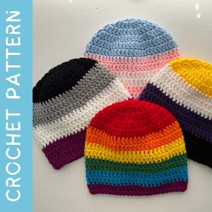 Könnte beinhalten: Fünf gehäkelte Mützen in verschiedenen Farben. Eine Mütze hat ein Regenbogenmuster, während andere Streifen in Farben wie Blau, Rosa, Gelb, Schwarz, Weiß, Grau und Lila aufweisen. Der Text "CROCHET PATTERN" befindet sich auf blauem Hintergrund.