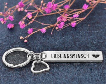 Schlüsselanhänger mit Gravur Text "Lieblingsmensch" I Herz Schlüssel Anhänger Personalisiert dein Glücksbringer Partner Geschenk