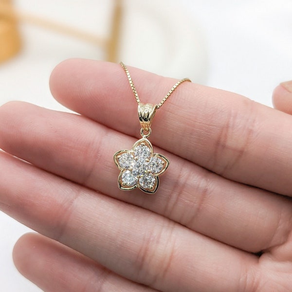 Elegant Gold Flower Necklace