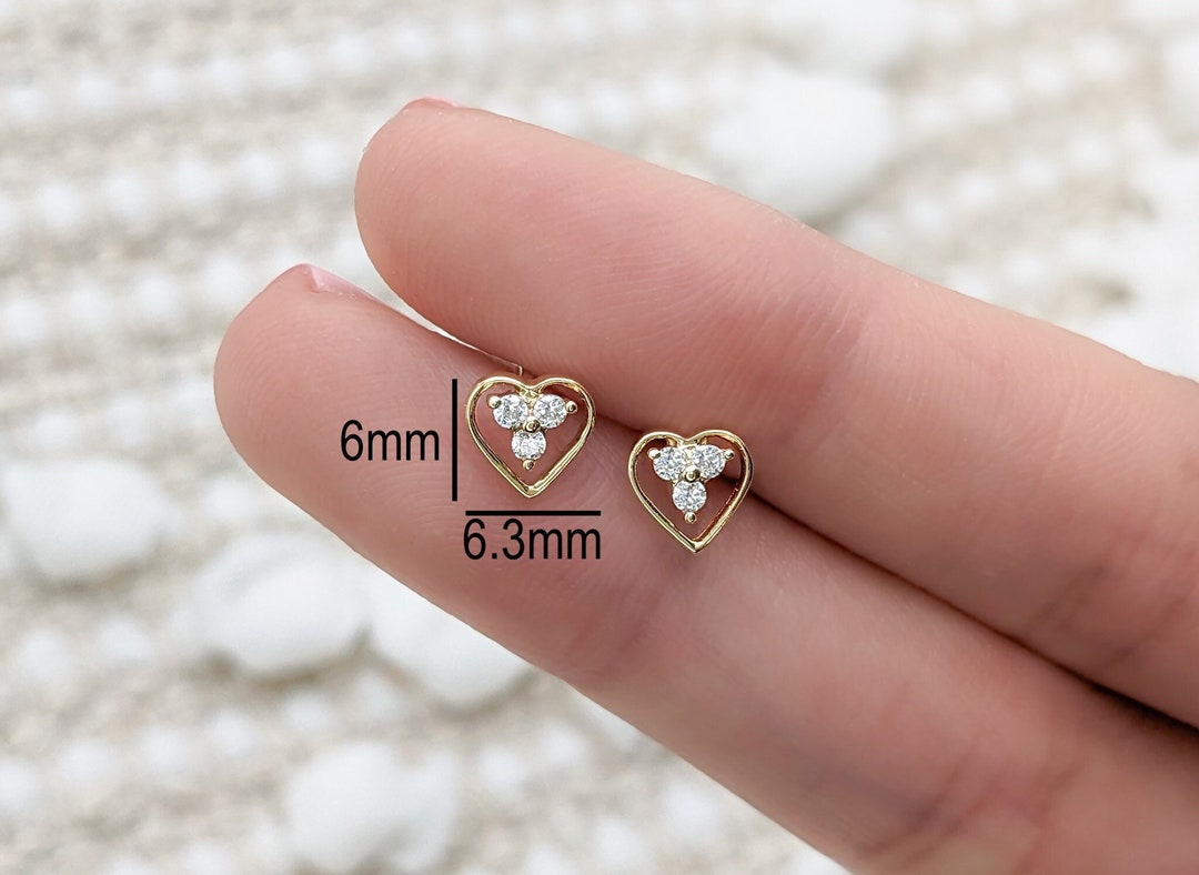 バッグ Ans Dotsloevner HEARTS IN HIS EAR MINI 14k Solid Gold Tiny Heart Earrings, Dainty CZ Diamond Heart