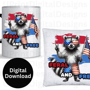 Puede incluir: Una taza de cer&aacute;mica blanca con asa negra y un coj&iacute;n blanco con un mapache con gafas de sol y una bandera estadounidense. El mapache lleva pantalones cortos con un estampado de estrellas. Se muestra el texto "FERAL AND FREE".