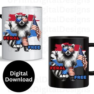Puede incluir: Taza de caf&eacute; blanca y negra con un dise&ntilde;o de mapache. El mapache lleva gafas de sol con un dise&ntilde;o de bandera estadounidense y sostiene una bandera estadounidense. El texto "FERAL AND FREE" est&aacute; en la taza.