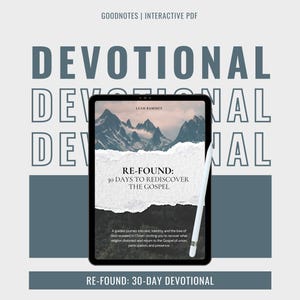 Puede incluir: Una tableta digital muestra la portada de un libro devocional titulado "RE-FOUND: 30 DAYS TO REDISCOVER THE GOSPEL". La imagen presenta un paisaje montañoso y texto. Un lápiz óptico blanco descansa sobre la tableta. La palabra "DEVOTIONAL" se repite en el fondo.