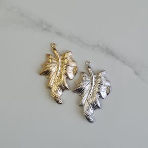 Lönnlövdroppehänge – Äkta 14K guld och rodiumplätering över mässing, 2 st, 36×22 mm texturerad lövberlock för örhängen eller halsband – MB203