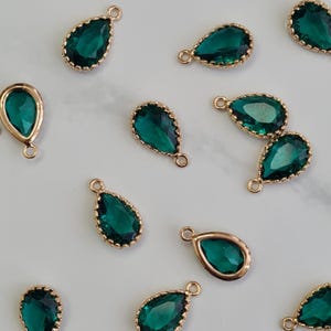 Faceted Emerald Green Teardrop Glass Charms – 14ct Gold Plated over Brass, 2pcs, 8×13mm Green Pear Connectors for Jewellery Making – FG9EMGD