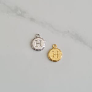 Runda berlocker med initial H – Guld- och silverpläterade, 2 st, 11 x 9 mm, litet runt hänge för halsband eller armband – MB147