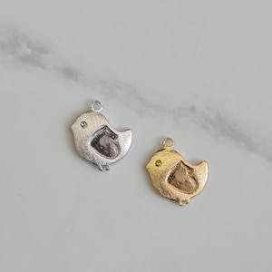 Dijes de pajarito con detalle de corazón – Chapados en oro y plata, 2 unidades, 11 mm, colgante de metal texturizado para pulseras o collares – MB148