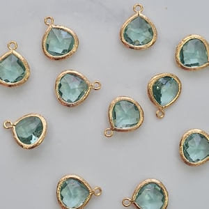 Facettierte Teardrop Charms Erinite - Echtes 14 Karat vergoldet über Messing, 2 Stück, 13 × 16 mm smaragdgrüne Glasanhänger zur Schmuckherstellung - FG5EGD