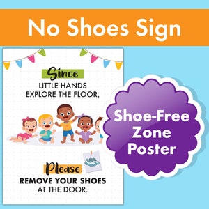 Könnte beinhalten: Ein farbenfrohes Schild mit dem Text "No Shoes Sign" oben. Das Schild zeigt eine Cartoon-Illustration von Babys, die auf dem Boden krabbeln und spielen. Der Text "Since little hands explore the floor, please remove your shoes at the door." steht unter der Illustration. Ein lilafarbener Kreis mit dem Text "Shoe-Free Zone Poster" befindet sich in der oberen rechten Ecke des Bildes.