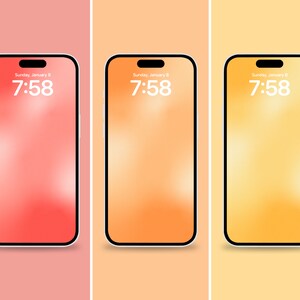 Puede incluir: Tres maquetas de teléfonos inteligentes con fondos de colores diferentes. Los teléfonos son todos negros con pantallas blancas que muestran la hora 7:58 y la fecha domingo 8 de enero. Los fondos son rojo, naranja y amarillo.