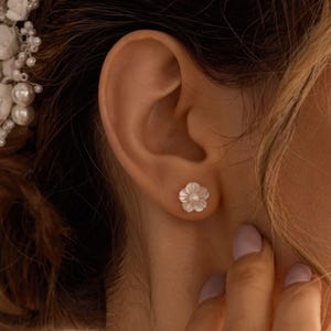 Dainty Flower Pearl Earrings, Pearl Stud Earrings, Floral Earrings, Mother of Pearl Earrings, Wedding Earrings for Brides, Bridesmaid Gift