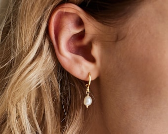 Zierliche Süßwasser Perle Ohrringe, Gold Ohrringe, Huggie Ohrringe, Perlen Ohrringe, Brautschmuck, Brautjungfer Geschenk für Sie
