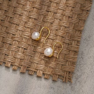 Boucles d'oreilles crochet en perles d'eau douce naturelles, boucles d'oreilles minimalistes, boucles d'oreilles de mariée, boucles d'oreilles Huggie en or, boucles d'oreilles de mariage, cadeau de demoiselle d'honneur image 7