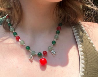 Pärlhalsband inspirerat av en hungrig larv | Pärlhalsband | Twee-halsband | Whimsy-halsband | Whimsytwee | Äpplehalsband