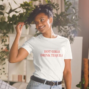 Camiseta de verão unissex de manga curta "Garotas gostosas bebem tequila"