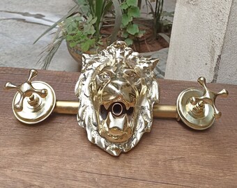 Grifo de pared con cabeza de león de latón Regal: elegancia y funcionalidad para el jardín. Incluye dos manijas y válvula. Ideal para exteriores.