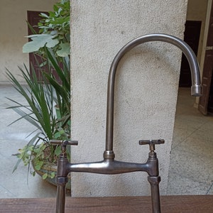 Anpassbarer Küchenhahn aus Messing mit Patina – Bronze-Finish – 2 Griffe – Auf Ihren Raum zugeschnitten – Handgefertigter Vintage-Stil – Einzigartiges Küchen-Upgrade