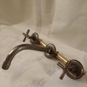 Élégance Vintage : Robinet Mural en Laiton Patiné avec Poignées Croisées et Valve en Laiton - Fini Bronze Antique