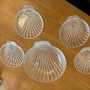 Vintage Shell Bowl And Four Shell Plates, Anchor Hocking.