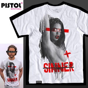 Könnte beinhalten: Weißes T-Shirt mit einem Schwarzweißbild einer Frau mit dem Text "Rebel" über ihren Augen und "Born to Sin! Sinner" darunter. Der Text ist rot.