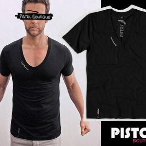 Könnte beinhalten: Schwarzes V-Ausschnitt-T-Shirt mit dem Aufdruck "Pistol Boutique" auf Vorder- und Rückseite. Das Shirt ist aus weichem, bequemem Material.