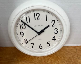 Vintage White Ingraham Quartz Clock Works! 8.5”