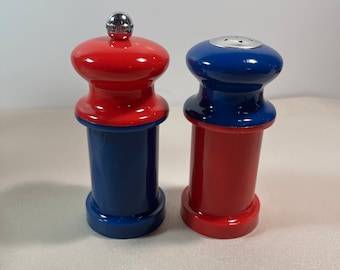 Duo salt and pepper shaker plastic, 1990s Color Block, Blue And Red NIB