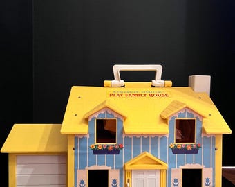 Vintage Fisher-Price Little People play set #952 - PLAY FAMILY HOUSE