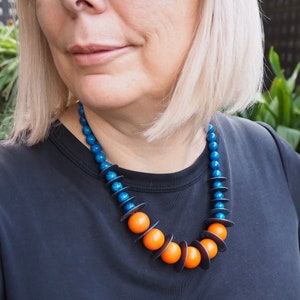 Blue and orange mid century modern beaded jewelry, Brutalist jewelry of beads, Lightweight modern necklace, retro jewelry necklace for her