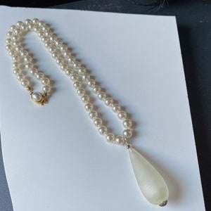 Vintage Mid Century Modern Pearl Necklace - Frosted White Brutalist Pendant for a Stylish Statement