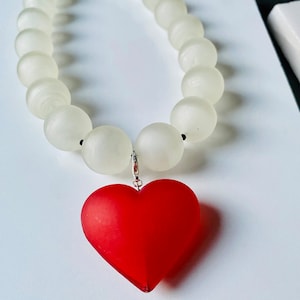 Maximalist jewelry Iris Apfel 1940s necklace mid century modern, Statement necklace beautiful red heart pendant charm and white pearls