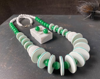 Maximalistisches 3D-gedrucktes Schmuckset: Weiße Jade-Halskette und grüne Perlenohrringe