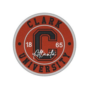 Peut inclure: Écusson brodé circulaire avec l'inscription "CLARK UNIVERSITY" en arc de cercle. Le centre présente un grand "C" noir, avec "18" et "65" de chaque côté, et "Atlanta" en écriture cursive. Le patch est orange et blanc.