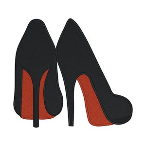 Puede incluir: Un par de zapatos negros de tacón alto con suelas rojas. Los zapatos son de punta y tienen un tacón de aguja.