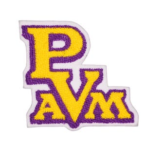 Può includere: Toppa ricamata bianca con le lettere "PVM" sovrapposte. Le lettere gialle hanno un contorno viola. Questa toppa è probabilmente per una scuola o una squadra ed è pronta per essere cucita.