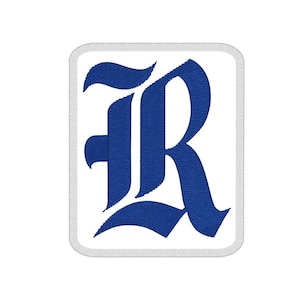 Peut inclure: Écusson brodé avec la lettre "R" bleue de style gothique sur fond rectangulaire blanc, bordé de gris. Le design est une représentation simple et audacieuse de la lettre.