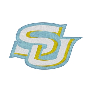 Puede incluir: Parche bordado con las letras "SU" en un diseño estilizado. El parche tiene un fondo azul claro con detalles en blanco y amarillo. Las letras están delineadas en amarillo y blanco.