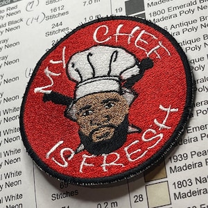 Op de afbeelding: Geborduurde patch met een rode cirkelvormige achtergrond en een zwarte rand. De patch toont een chef-kok met een witte hoed en de woorden "MY CHEF IS FRESH" in witte letters. De chef-kok heeft een bruin gezicht en een zwarte baard.